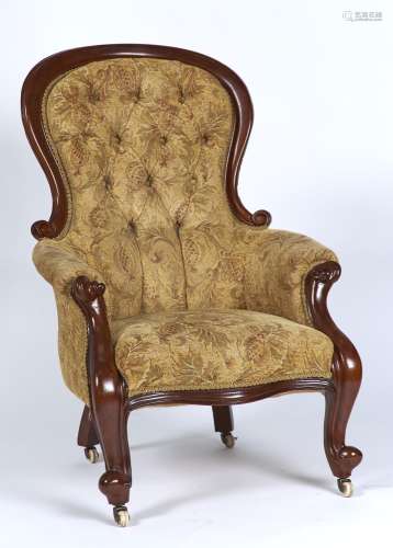 A REPRODUCTION MAHOGANY GENTLEMAN'S ARMCHAIR IN VICTORIAN STYLE, SCROLL MOULDED FRAME, BUTTON BACK