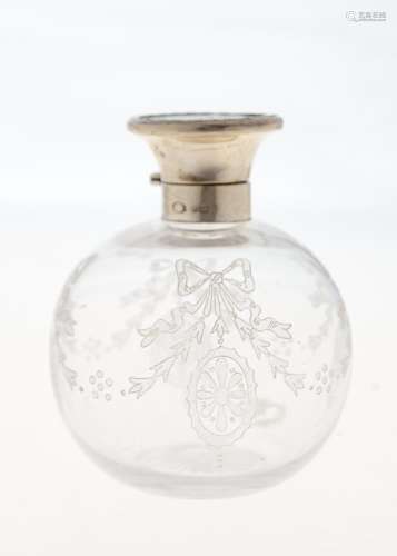 A GEORGE V SILVER MOUNTED GLOBULAR GLASS SCENT BOTTLE WITH SILVER INLAID TORTOISESHELL INSET CAP,