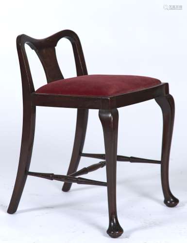 A MAHOGANY DRESSING STOOL WITH SHALLOW QUEEN ANNE STYLE BACK WITH WAISTED SPLAT, THE DROP IN SEAT