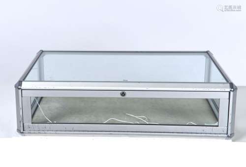 A MODERN ALUMINIUM COUNTER TOP DISPLAY CABINET, WITH BEVELLED ANGLES, 24C H; 57 X 88CM, KEY