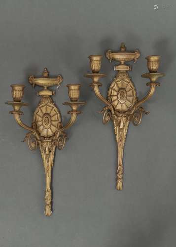 A PAIR OF CAST AND GILT BRASS WALL LIGHTS, SECOND QUARTER 20TH C, IN NEO CLASSICAL STYLE, THE