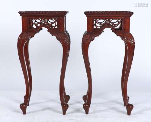 A PAIR OF REPRODUCTION MAHOGANY TORCHERES, LATE 20TH C, THE GADROONED TOPS ABOVE PIERCED SCROLL