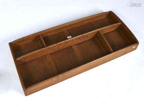 AN ERCOL FIGURED ELM WALL SHELF OF SLIGHTLY BOWED PANELLED CONSTRUCTION, THE TOP WITH PLATE