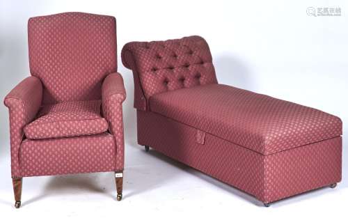 AN EDWARDIAN UPHOLSTERED ARMCHAIR ON SQUARE TAPERED LEGS WITH LOOSE SEAT CUSHION, SEAT HEIGHT