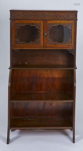 AN EDWARDIAN MAHOGANY BOOKCASE, C1905, THE TOP WITH GEOMETRIC BLIND FRET FRIEZE ABOVE PAIR OF GLAZED