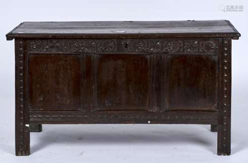 A LATE 17TH C OAK BLANKET CHEST, THE RECTANGULAR TOP WITH MOULDED LIP ABOVE A ROUNDEL CARVED FRIEZE,