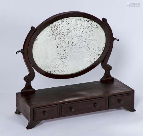 A GEORGE III STYLE TOILET MIRROR, C1905, THE BEVELLED OVAL PLATE ON PAIR OF SHAPED UPRIGHTS, THE