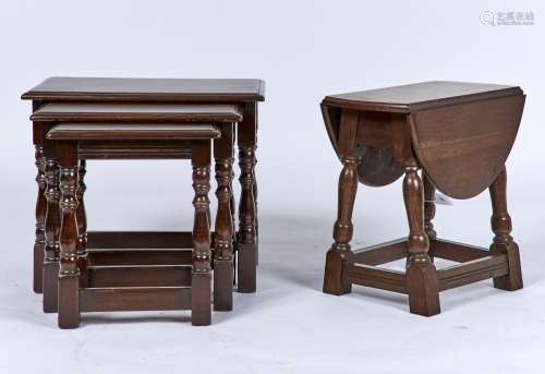 A REPRODUCTION OAK DROP LEAF OCCASIONAL TABLE, MODERN, THE TOP WITH PAIR OF D-SHAPED LEAVES ON