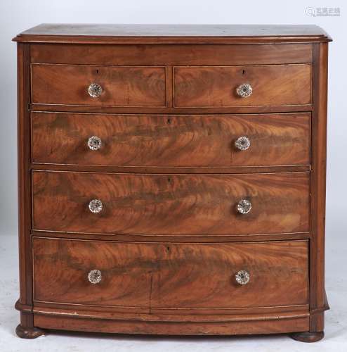 A VICTORIAN FIGURED MAHOGANY BOW FRONT CHEST OF DRAWERS, C1870, THE TOP WITH MOULDED LIP ABOVE TWO