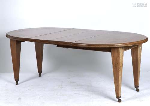 AN OVAL MAHOGANY EXTENDING DINING TABLE, C1905, THE TOP WITH MOULDED LIP ABOVE BOLD SQUARE TAPERED
