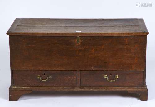 A GEORGE III OAK MULE CHEST, EARLY 19TH C, THE HINGED RECTANGULAR TOP ABOVE A FRONT FITTED TWO
