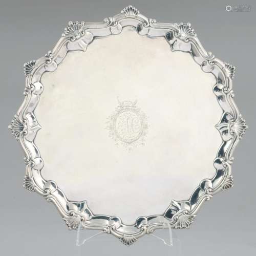 A GEORGE III SILVER SALVER ENGRAVED WITH INITIALS AC AND CREST IN MOULDED BORDER WITH SHELLS AT