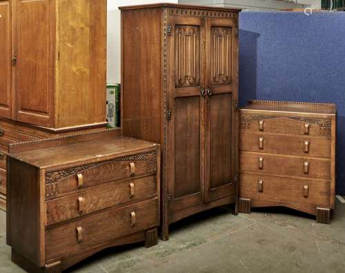 A REPRODUCTION OAK WARDROBE IN LATE 17TH C STYLE, WITH FLUTED FRIEZE ENCLOSED BY A PAIR OF