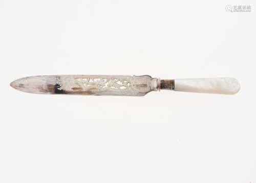 AN ELIZABETH II SAW PIERCED AND ENGRAVED SILVER CAKE KNIFE, MOTHER OF PEARL HAFTED, BY HUGH