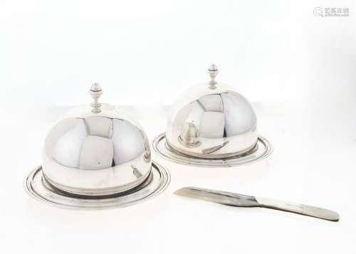 A PAIR OF ELIZABETH II SILVER BUTTER STANDS AND CLOCHE COVERS, WITH GLASS DISH, STAND 13.5CM DIA, BY