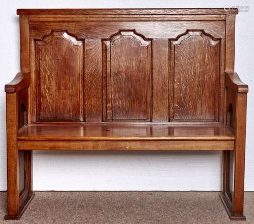 A LIGHT OAK SETTLE OR BENCH, 20TH C, IN GEORGE III STYLE, WITH OGEE RAISED AND FIELDED PANELS TO THE