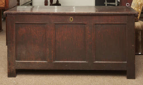 AN ENGLISH JOINED OAK CHEST, LATE 17TH/EARLY 18TH C, WITH THREE PANEL FRONT AND BOARDED LID, THE