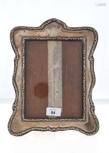 AN EDWARDIAN SILVER PHOTOGRAPH FRAME, THE MOUNT WITH EMBOSSED DOUBLE BORDER, BACKED ON OAK, 30CM H,