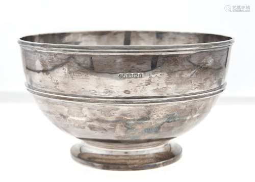 A VICTORIAN SILVER ROSE BOWL WITH REEDED GIRDLE AND RIM, CRESTED, 22.5CM DIAM, BY SIBRAY, HALL & CO,