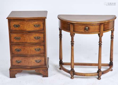 A REPRODUCTION BURR ELM VENEERED SERPENTINE SMALL CHEST OF DRAWERS IN GEORGE III STYLE, THE TOP