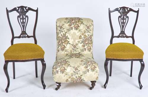 A VICTORIAN UPHOLSTERED NURSING CHAIR ON TURNED WALNUT LEGS, FITTED CERAMIC CASTORS, SEAT HEIGHT