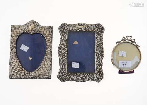 AN EDWARD VII CIRCULAR SILVER PHOTOGRAPH FRAME, CRESTED BY A CAST RIBBON BOW, 11.5CM H, BY E
