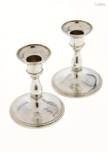 HARRY WARMINGTON. A PAIR OF ARTS AND CRAFTS DWARF SILVER CANDLESTICKS, WITH BALUSTER STEM, 10CM H,