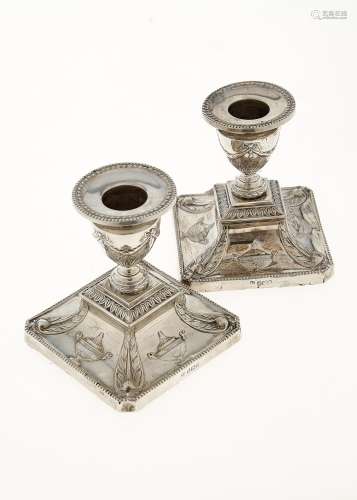 A PAIR OF EDWARDIAN NEO CLASSICAL STYLE DWARF SILVER CANDLESTICKS, EMBOSSED WITH FESTOONS AND