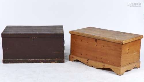 A PINE BOX OR TOOL CHEST, LATE 19TH C, FOUR PLANK HINGED TOP ABOVE PLAIN FRONT AND SKIRTED PLINTH,