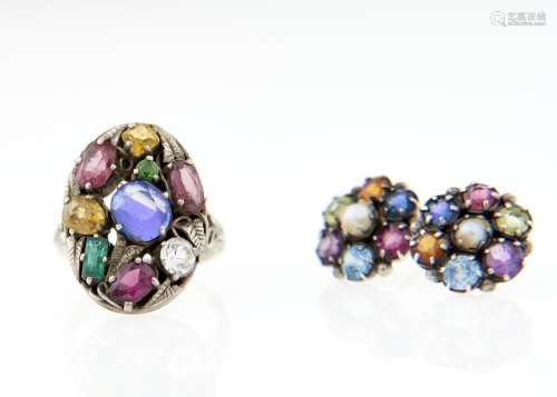 A GEM SET SILVER RING AND PAIR OF EARRINGS BY DORRIE NOSSITER, C1930, 10.9G, RING SIZE 0½
