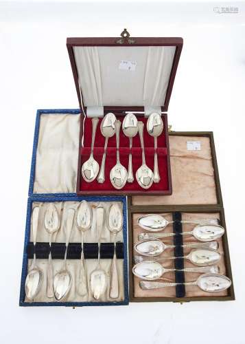 A SET OF SIX EDWARDIAN SILVER TEASPOONS, DECORATED OLD ENGLISH PATTERN, BY JOHN ROUND & SONS,
