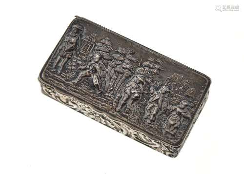 AN EDWARDIAN SILVER SNUFF BOX, THE LID CAST WITH RUSTICS MERRYMAKING IN A VILLAGE LANDSCAPE, THE