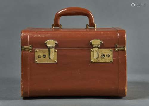 VINTAGE LUGGAGE. A STITCHED TAN HIDE COVERED WOOD VANITY CASE, MID 20TH C, THE INTERIOR LINED IN