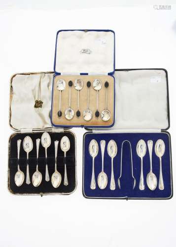 A SET OF SIX GEORGE V SILVER COFFEE SPOONS AND PAIR OF SUGAR BOWS, RAT TAIL PATTERN, BY ROBERT