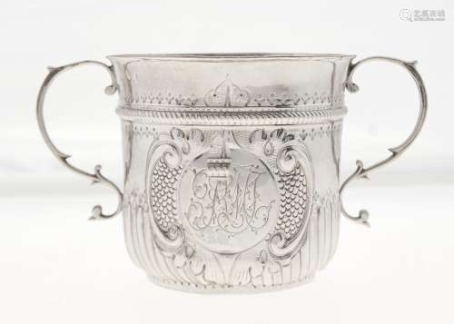 A QUEEN ANNE SILVER PORRINGER, CHASED WITH A SCALY CARTOUCHE AND C SCROLLS BETWEEN CABLE GIRDLE