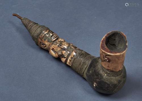 TRIBAL ART. A WOOD AND CARVED BONE FIGURAL PIPE, CENTRAL AFRICA, 20TH C, WITH COPPERY MOUTHPIECE,