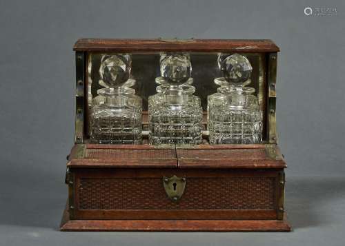 A VICTORIAN EPNS MOUNTED OAK TANTALUS, LATE 19TH C, THE TOP, LIDS AND FRONT MACHINE CARVED TO