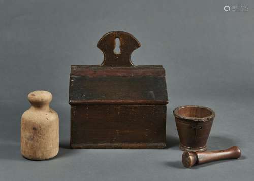 TREEN. A TURNED WOOD MORTAR AND A WOODEN PESTLE, PROBABLY 19TH C, MORTAR 10CM H, A TURNED