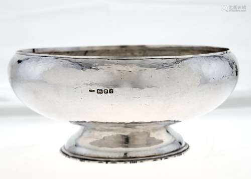 NORMAN R. G. POYNTON. AN ARTS AND CRAFTS SILVER ROSE BOWL, RAISED FROM THE FLAT, ON OGEE FOOT WITH