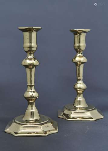 A PAIR OF ENGLISH BRASS CANDLESTICKS, 18TH C, THE MUSHROOM KNOPPED STEM ON SHAPED SQUARE FOOT, 18.