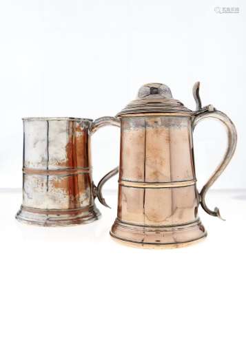 AN OLD SHEFFIELD PLATE TANKARD AND MUG, LATE 18TH AND EARLY 19TH C, THE FIRST WITH INSET MAHOGANY