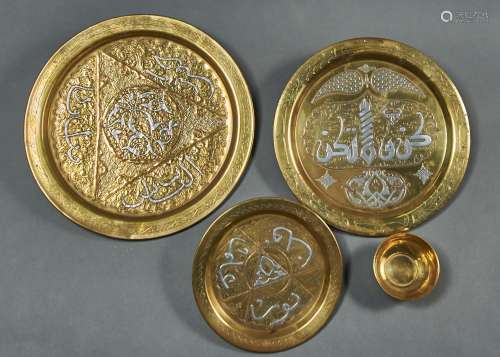 THREE INLAID AND ENGRAVED BRASS CAIRO WARE TRAYS, EARLY 20TH C, 24-39CM DIAM AND A SIMILAR BOWL (