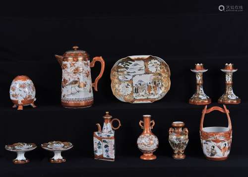 A COLLECTION OF KUTANI PORCELAIN, EARLY 20TH C, TO INCLUDE A VASE IN THE FORM OF A WELL BUCKET, PAIR