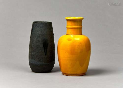 A JAPANESE YELLOW OCHRE MONOCHROME GLAZED EARTHENWARE VASE, 20TH C, OF SHOULDERED FORM WITH BANDED