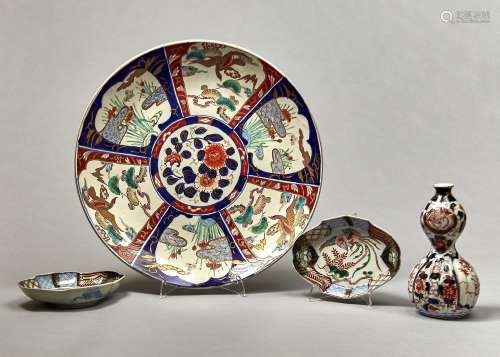 A PAIR OF JAPANESE IMARI PHOENIX DISHES, MEIJI PERIOD, WITH PANELLED BORDER, 17.5CM L, A