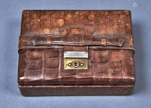 A CROCODILE HIDE JEWEL BOX, EARLY 20TH C, WITH DETACHABLE TRAY, LINED IN BROWN PLUSH, 17.5CM L