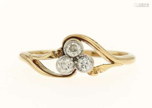 A THREE STONE DIAMOND CLUSTER RING, WITH OLD CUT DIAMONDS, IN GOLD MARKED 18CT, 2.6G, SIZE O