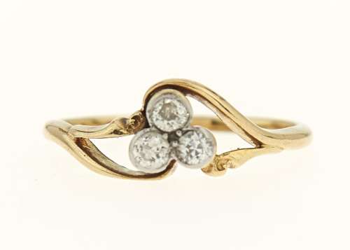 A THREE STONE DIAMOND CLUSTER RING, WITH OLD CUT DIAMONDS, IN GOLD MARKED 18CT, 2.6G, SIZE O