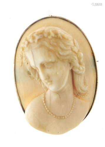 AN IVORY CAMEO, 19TH C, CARVED WITH THE HEAD OF A BACCHANTE, MOUNTED IN A GOLD BROOCH WITH BASE