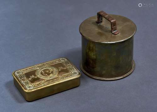 TRENCH ART. A SHELL CASE CYLINDRICAL BOX AND COVER, WRIGGLE WORK DECORATED WITH AN IMPERIAL EAGLE